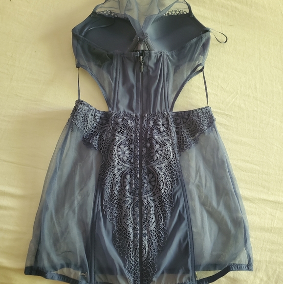 Victoria's secret garter slip - Picture 2 of 13